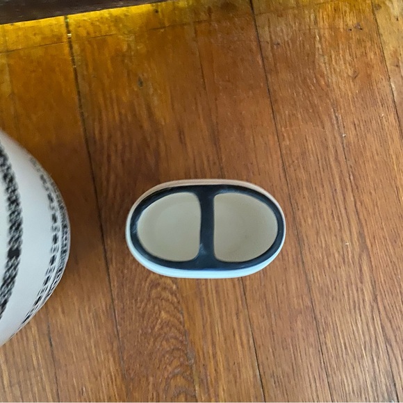 Patterned Black and White Bathroom Trashcan and Toothbrush Holder Set - Picture 4 of 6